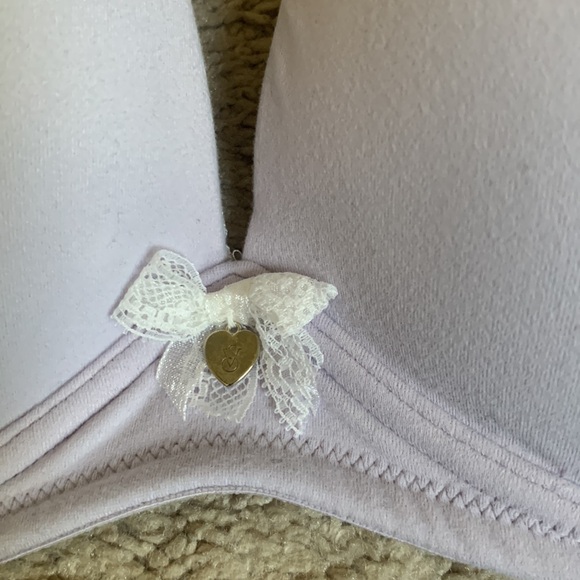 Victoria’s Secret no wire bra. 36c - Picture 2 of 6